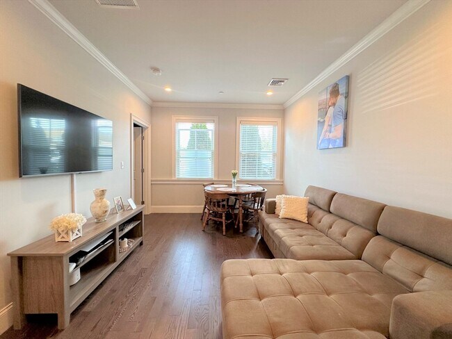 Building Photo - 371 Main St