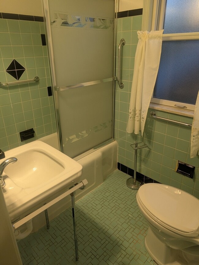 Building Photo - Single family home with access to Lake Eerie!