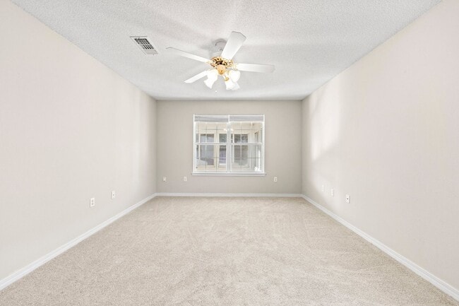 Building Photo - Charming home in IDEAL location!!!