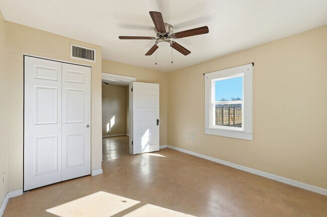 Building Photo - 3226 E Bermuda St