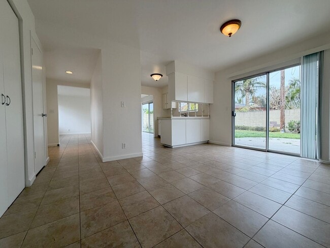 Building Photo - Experience the perfect blend of comfort and convenience