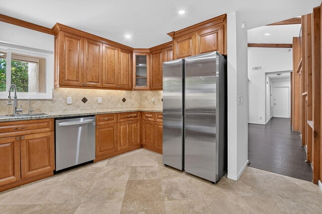 Building Photo - 7813 Kenway Pl W