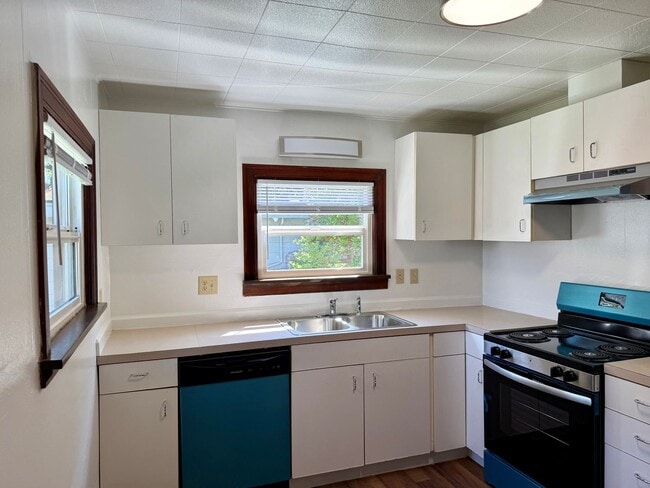 Building Photo - Shoreline House