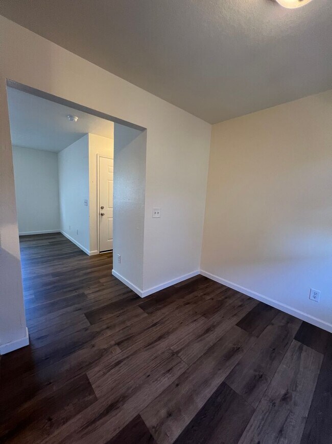Building Photo - Cozy 2 Bed, 1 Bath – Great Location, Great...