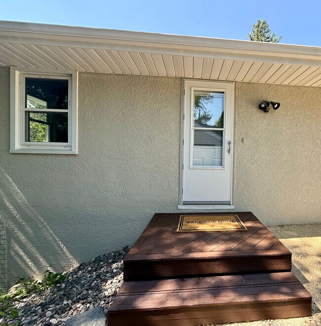 Building Photo - Remodeled 5BR/2BA Walkout Rambler Near Fish Lake Available Now! Lawn care Included!