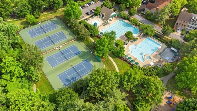 Building Photo - 3 Bed 2 Full Bath/2 Half Bath - Rockville Townhouse - Move In Ready