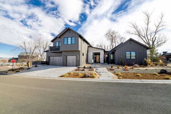 Building Photo - Beautiful Fully Furnished Custom Home in Rancharrah