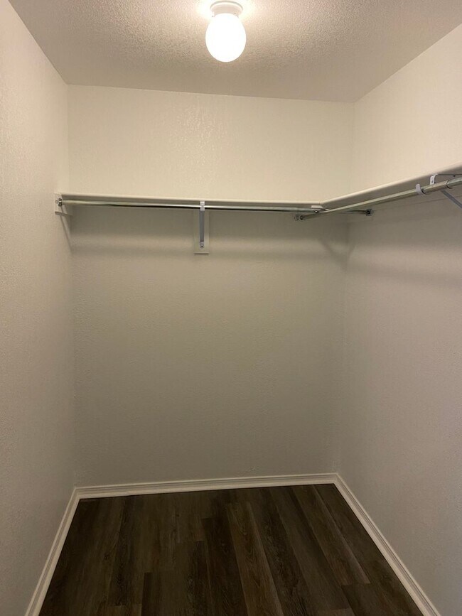 Building Photo - *St Patrick's Day Deal!* Three Bedroom | T...