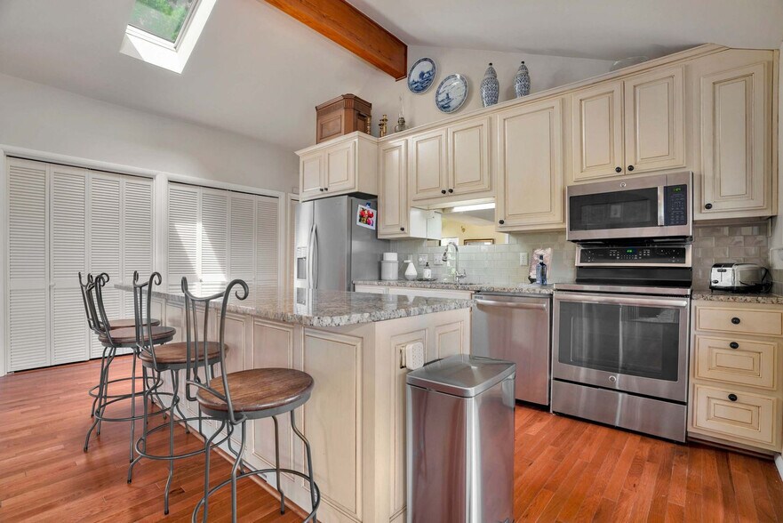 Building Photo - 13014 Schoolhouse Dr