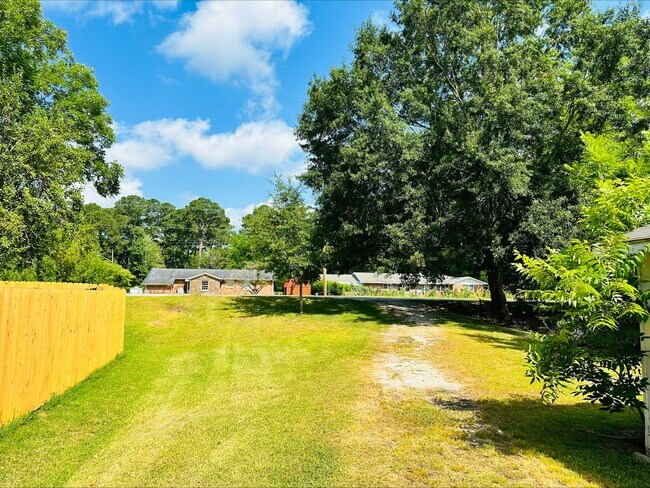 Building Photo - Charming 2 BD/1 BA Bungalow with Fenced Ba...