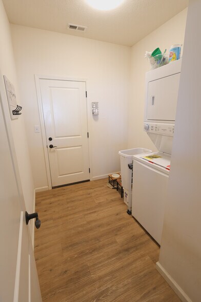 Building Photo - 1158 Thorny Ln