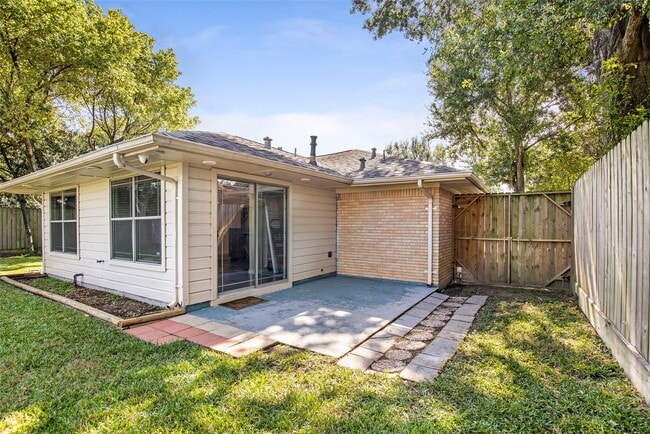 Building Photo - 2106 Stonecrest Dr