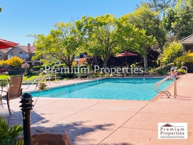 Building Photo - Beautiful 2BD/2BA Condo Unit in the Gated Community of Lakemont at Canyon Lakes- San Ramon