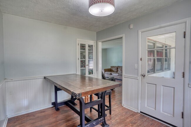 Building Photo - 2920 Highwoods Dr E