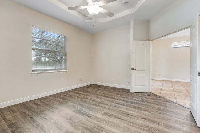 Building Photo - ** TUSCANY COVE ** 2 BED + DEN / 2 BATH / ...