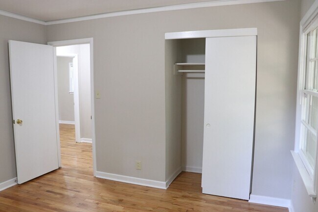 Building Photo - 3-Bedroom thats move-in ready and just wai...