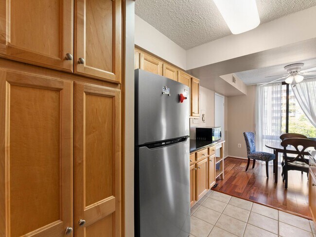 Building Photo - This beautiful 1 bed, 1 bath condo with ov...
