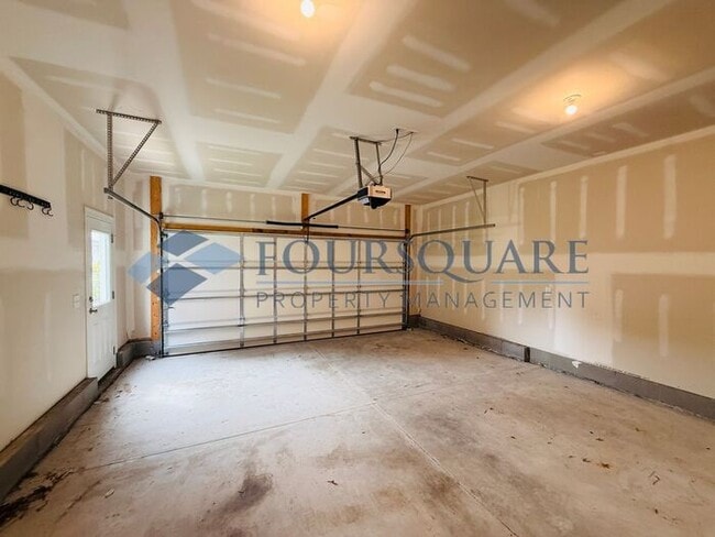 Building Photo - End-Unit Townhome with Fenced Yard, Washer/Dryer included & 2-Car Garage – Comfortable & Convenie...