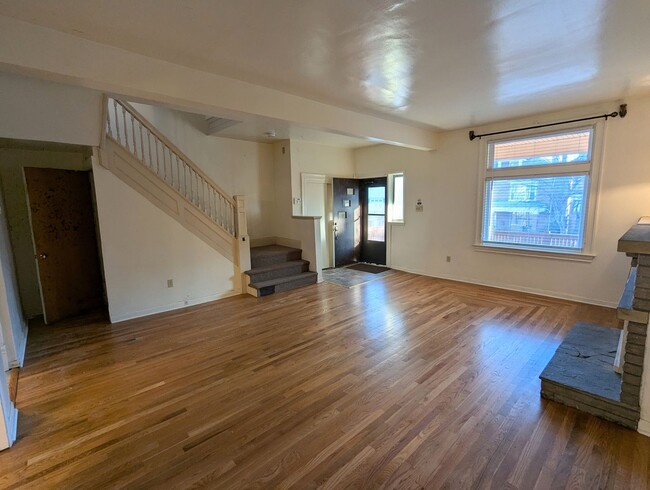 Building Photo - 3 Bedroom 1.5 Bathroom Fresh Renovation wi...