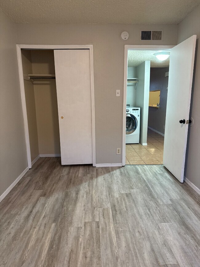 Building Photo - 928 San Pedro Dr SE