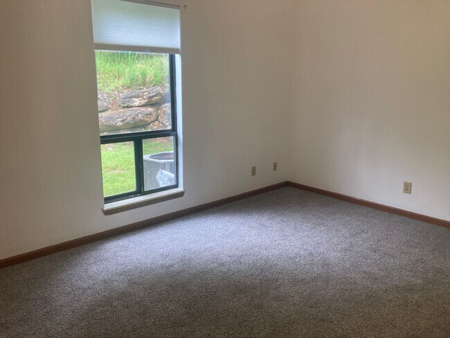 Building Photo - 2 Bedroom 1 Bathroom Apartment in heart of Osage Beach!