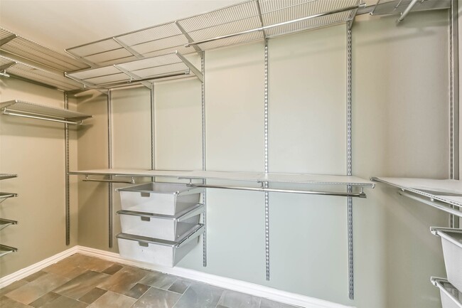 Building Photo - 2533 Potomac Dr