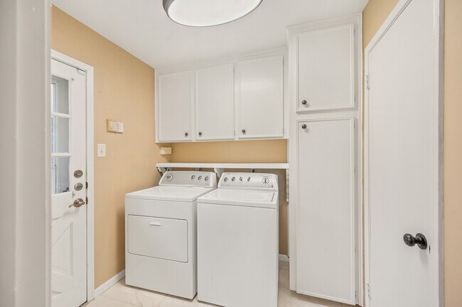 Building Photo - 18107 Shadow Valley Dr