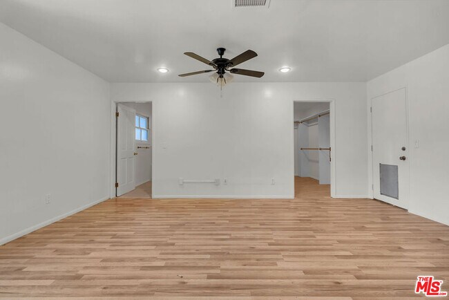 Building Photo - 9322 Lasaine Ave