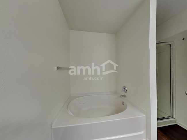 Building Photo - 704 Overlook Rd