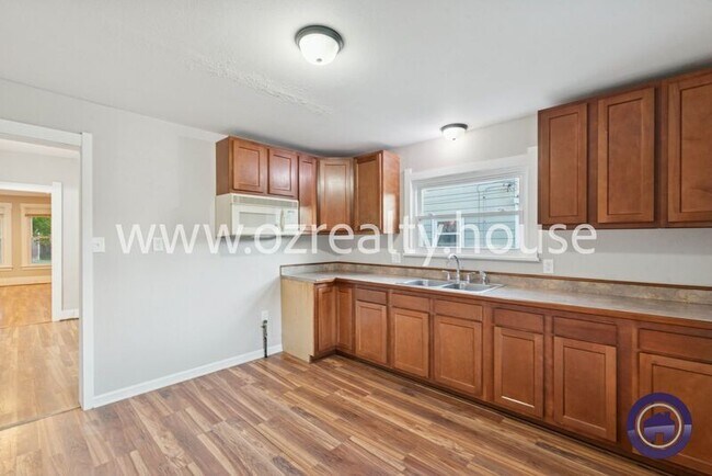 Building Photo - 740 Parker Ave