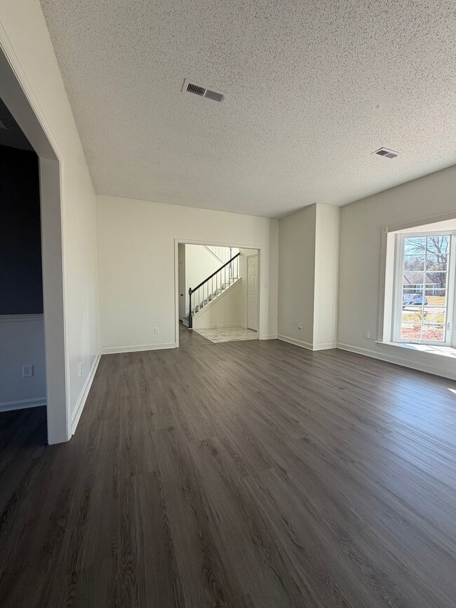 Building Photo - 3 bed | 2.5 bath | 2,630 sq ft