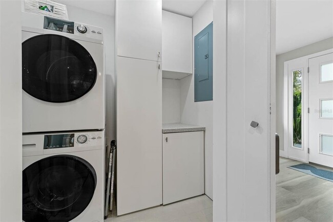 Building Photo - 228 E Harding St