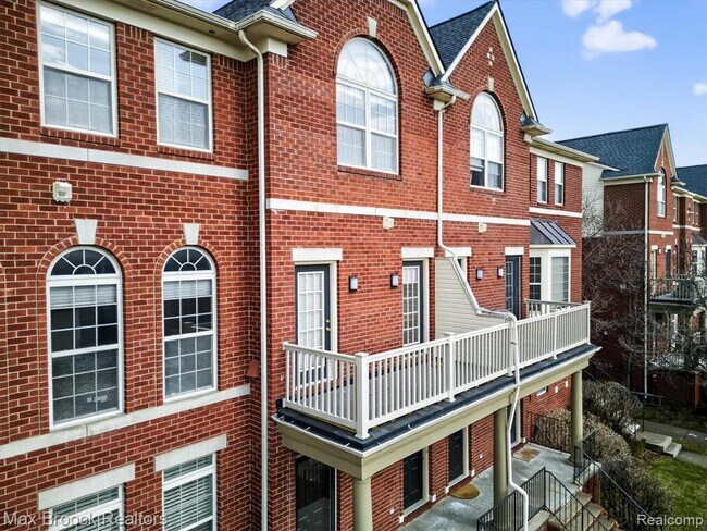 Building Photo - 3255 Camden Dr