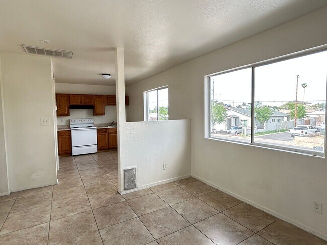 Building Photo - 1321 W Vogel Ave