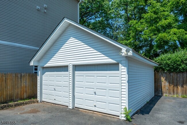 Building Photo - 106 Broughton Ave