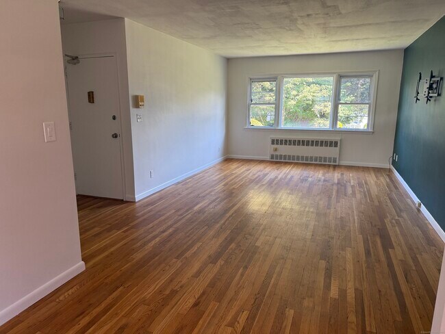 Building Photo - 242 Glenbrook Rd