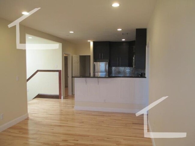 Building Photo - Huge, updated, sunny 5 bed in Coolidge Cor...