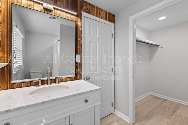 Building Photo - 5105 Pine Dr