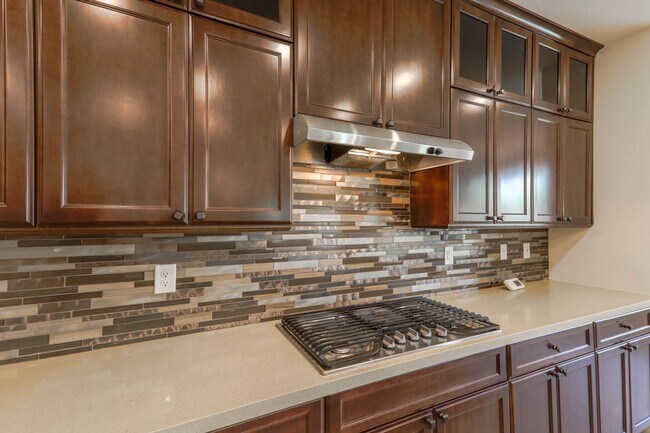 Building Photo - Stunning 5 Bed, 4 Full Baths And 2 Half Ba...