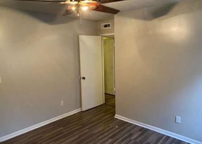 Building Photo - 103 Apache Dr