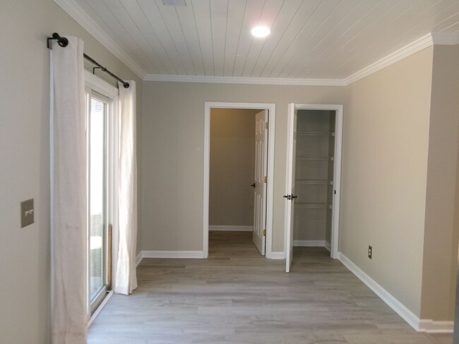 Building Photo - Newly renovated home in located in Carolin...