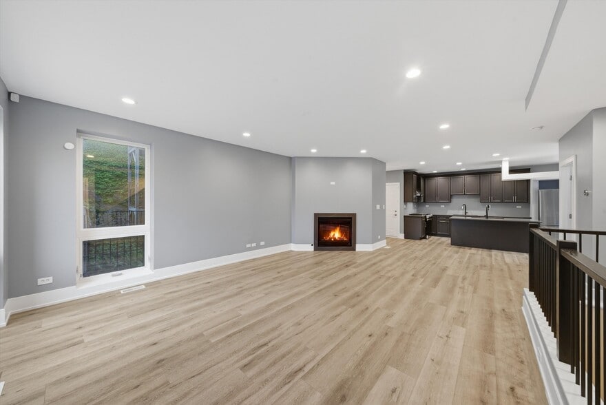 Building Photo - 308 W Evergreen Ave