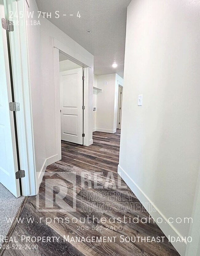 Building Photo - 245 W 7th S