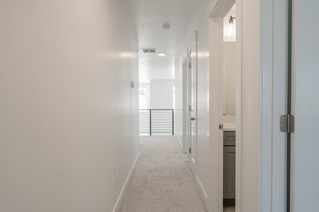 Building Photo - 732 Banner Dr