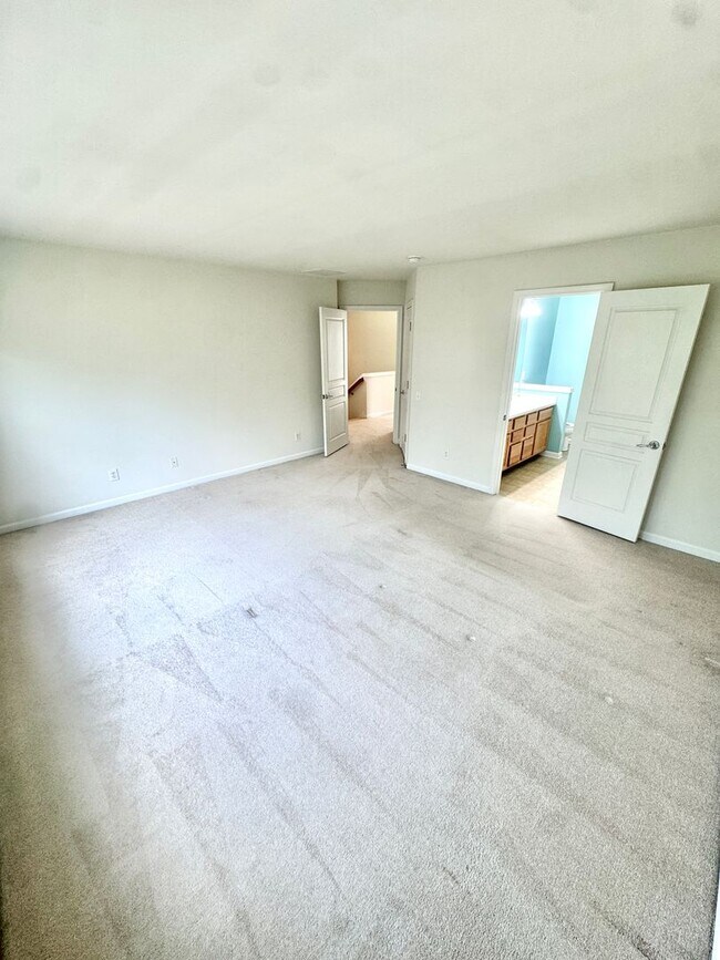 Building Photo - THREE BEDROOM/2.5 BATH TOWNHOME located in PARKLAND School District!
