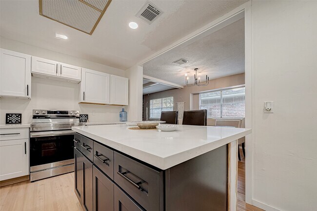 Building Photo - 4731 Casemont Dr