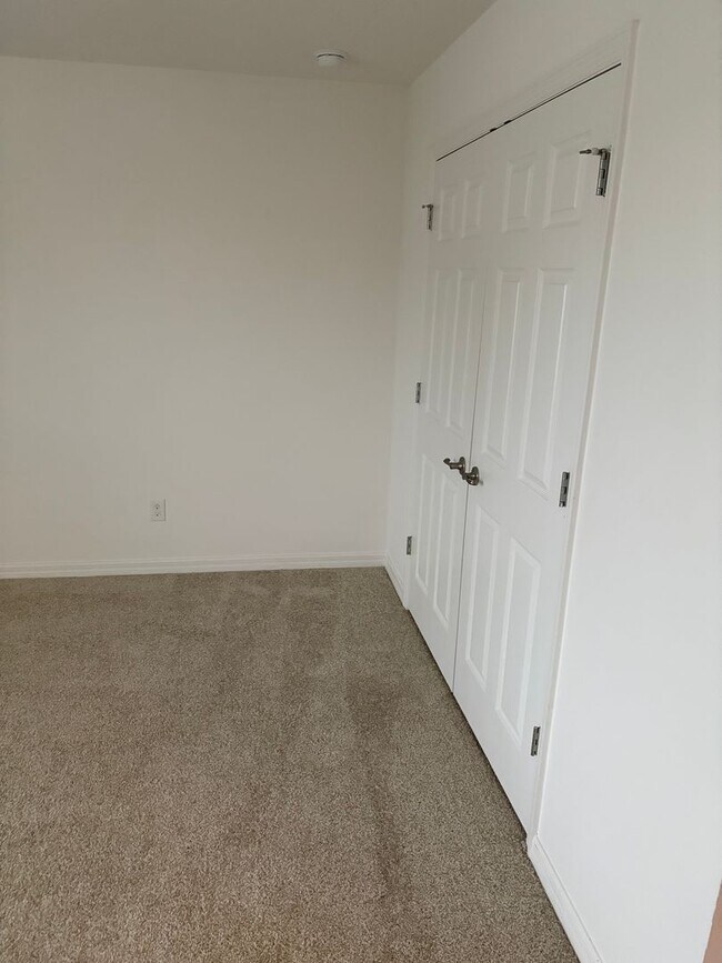 Building Photo - IMMEDIATE OCCUPANCY !!! LARGE// 5 Bedroom ...