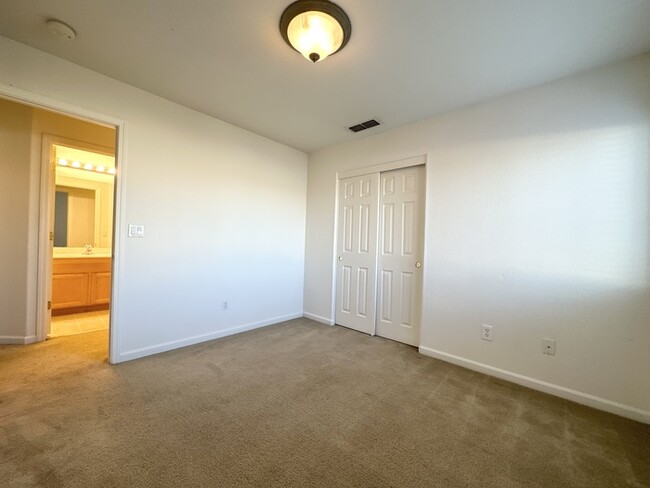 Building Photo - 689 Regency Park Cir