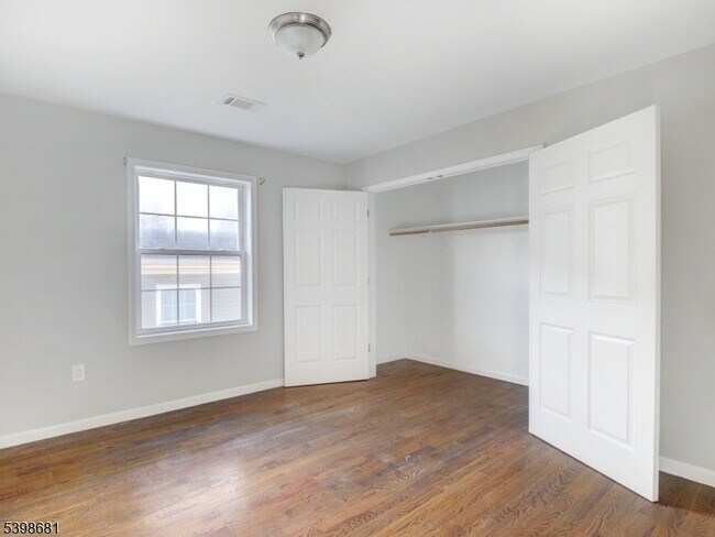 Building Photo - 521 Walnut St