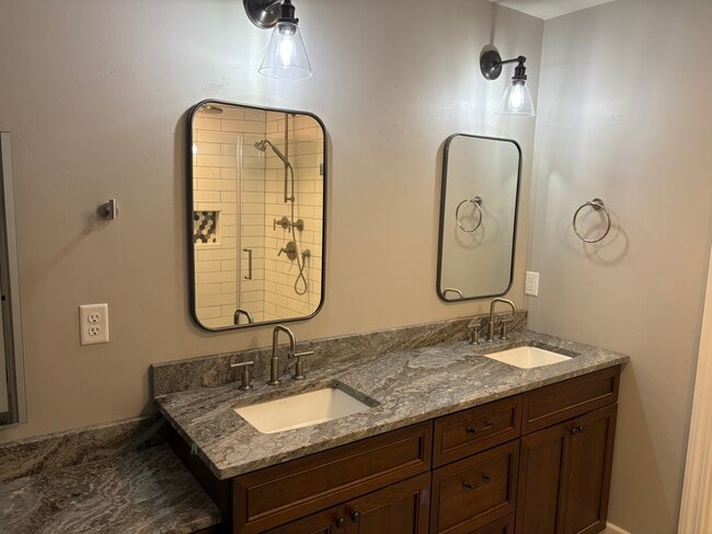 Building Photo - Craftsmen Ct Greenville